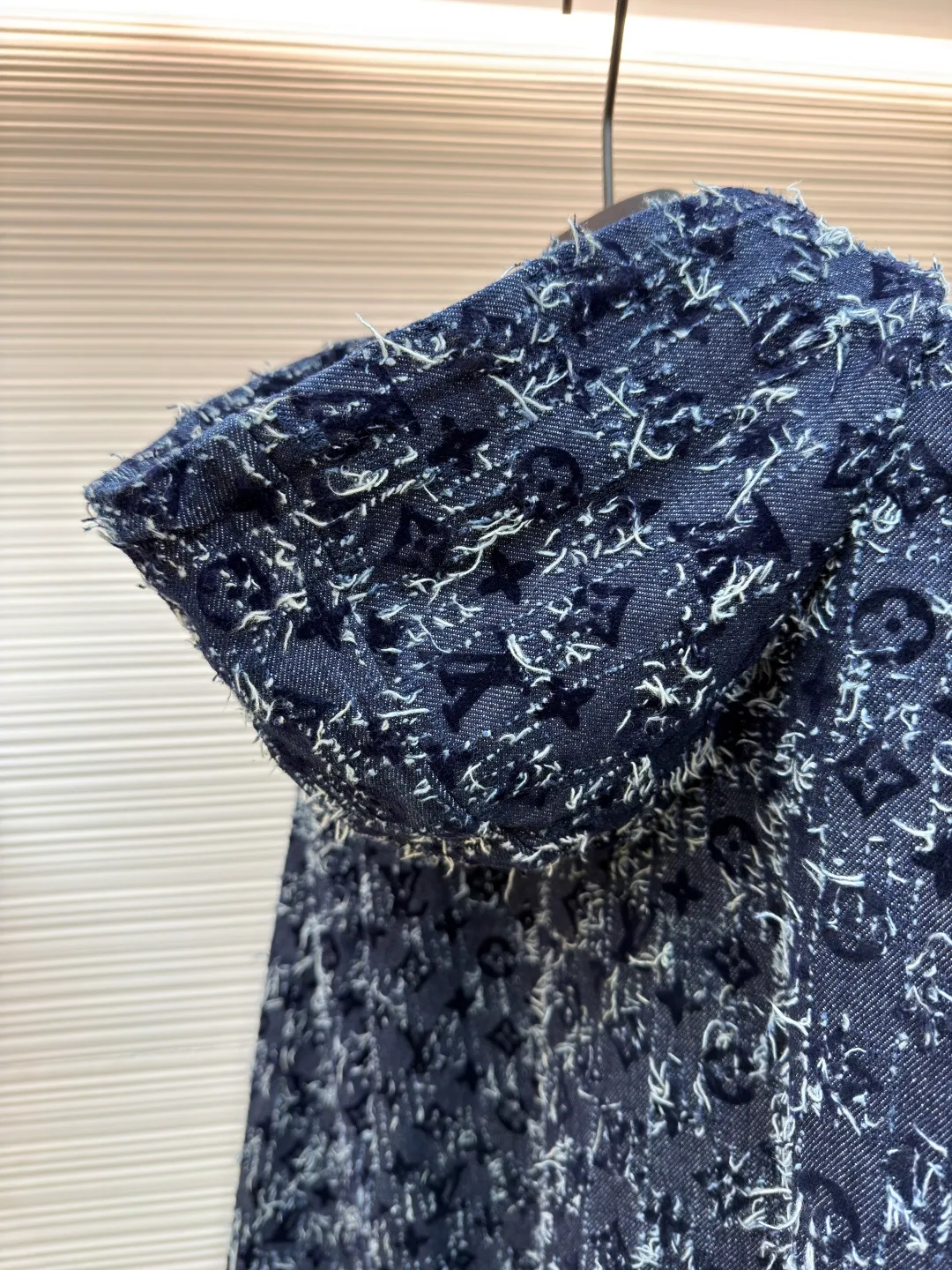 LOUIS VUITTON hooded denim jacket with velvet print ●Original version: Purchased and developed for 31500 ●Item number: 1681055-C55 ●Fabric: Retro siro jacquard exposed gauze fabric ●Technology: Heavy jacquard tassel production ●Version: Fitted version ●Weight: about 1255 grams ●Size: 46-48-50-52 ●Description: Vintage siro jacquard exposed gauze fabric, which is washed and polished with sand and gravel to form an aged texture, with an overly natural color. Heavy jacquard fringe craftsmanship creates the ultimate artistic sense. You can see how complicated the craftsmanship is when you look at the real thing. The hem leather tag has an iron mold pattern in the opposite color, and is made of genuine first-layer cowhide suede, which distinguishes it from the vague versions on the market. The lacquered copper bright lettering is clear and delicate, environmentally friendly, fixed and spray-dyed. The inner sewing barrel is threaded and hemmed. The workmanship is fine and perfectly restored. It instantly beats all versions on the market. The overall wiring is straight and delicate, the fabric is comfortable and soft, and the color is consistent without color difference. It can be matched with the same style to create a fashionable look and control various occasions. Customized accessories, complete with three standards, same style for men and women!